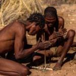 Bushmen Namibie faisant du feu