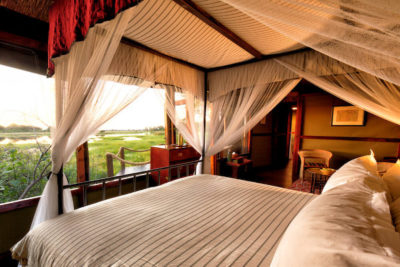 Lit d'une chambre au Mapula Lodge, Delta de l'Okavango, Botswana