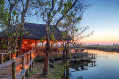 espace extérieur de dîner avec vue au Camp Xakanaxa, réserve de Moremi, Botswana