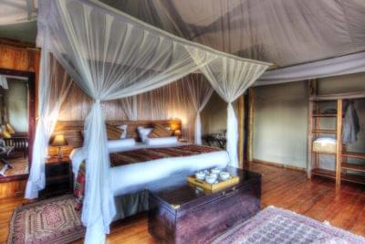 Intérieur de la chambre familiale du Kanan Camp dans le delta de l'Okavango au Botswana