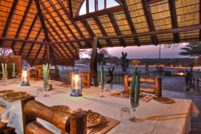 Dîner aux chandelles au Grassland Bushman Lodge, Ouest du Central Kalahari, Botswana