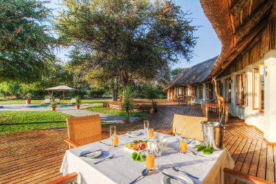 Terrasse au petit déjeuner au Leroo La Tau, Makgadikgadi Pan, Botswana