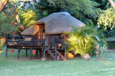 chalet et sa terrasse au Kubu Lodge, Kasane, parc national Chobe, Botswana