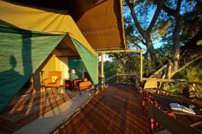 Pom Pom Camp - terrasse d'une safari tent qui donne sur le lagon, delta del'Okavango, Botswana