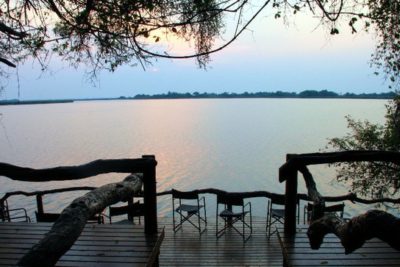 Terrasse du Guma Lagoon avec vue sur le lagon, delta de l'Okavango, Botswana