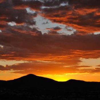 Vue sur les montagnes du Hochland au coucher du soleil depuis Windhoek, capitale de la Namibie